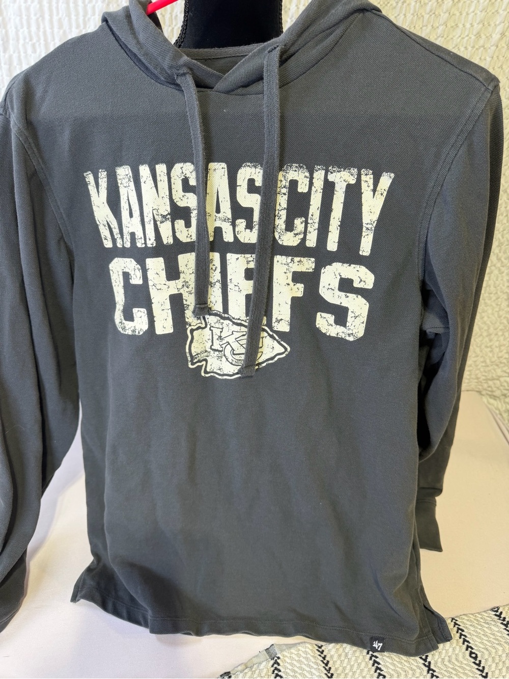 '47 Kansas City Chiefs Charcoal Gray Pullover Hoodie - Picture 1 of 3